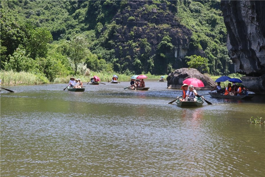 Viaggio in Bicicletta Ninh Binh: Guida Completa alla Scoperta della "Baia di Halong Terrestre"